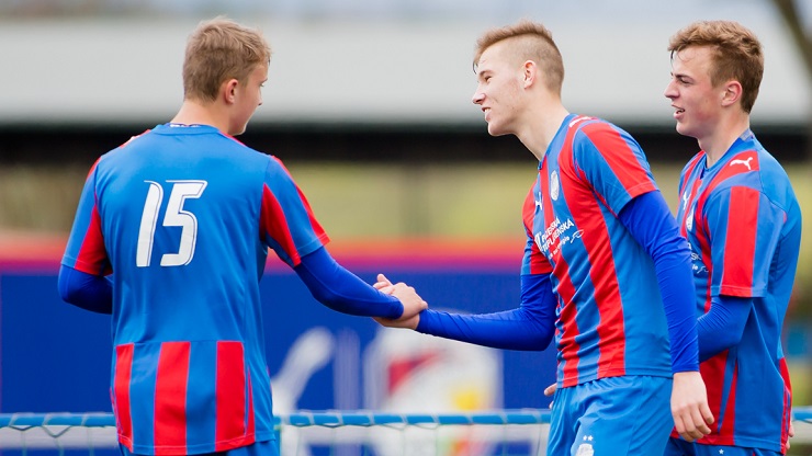 Devatenáctka na penalty zdolala Zlín, výběry U17 a U16 si poradily s Pardubicemi
