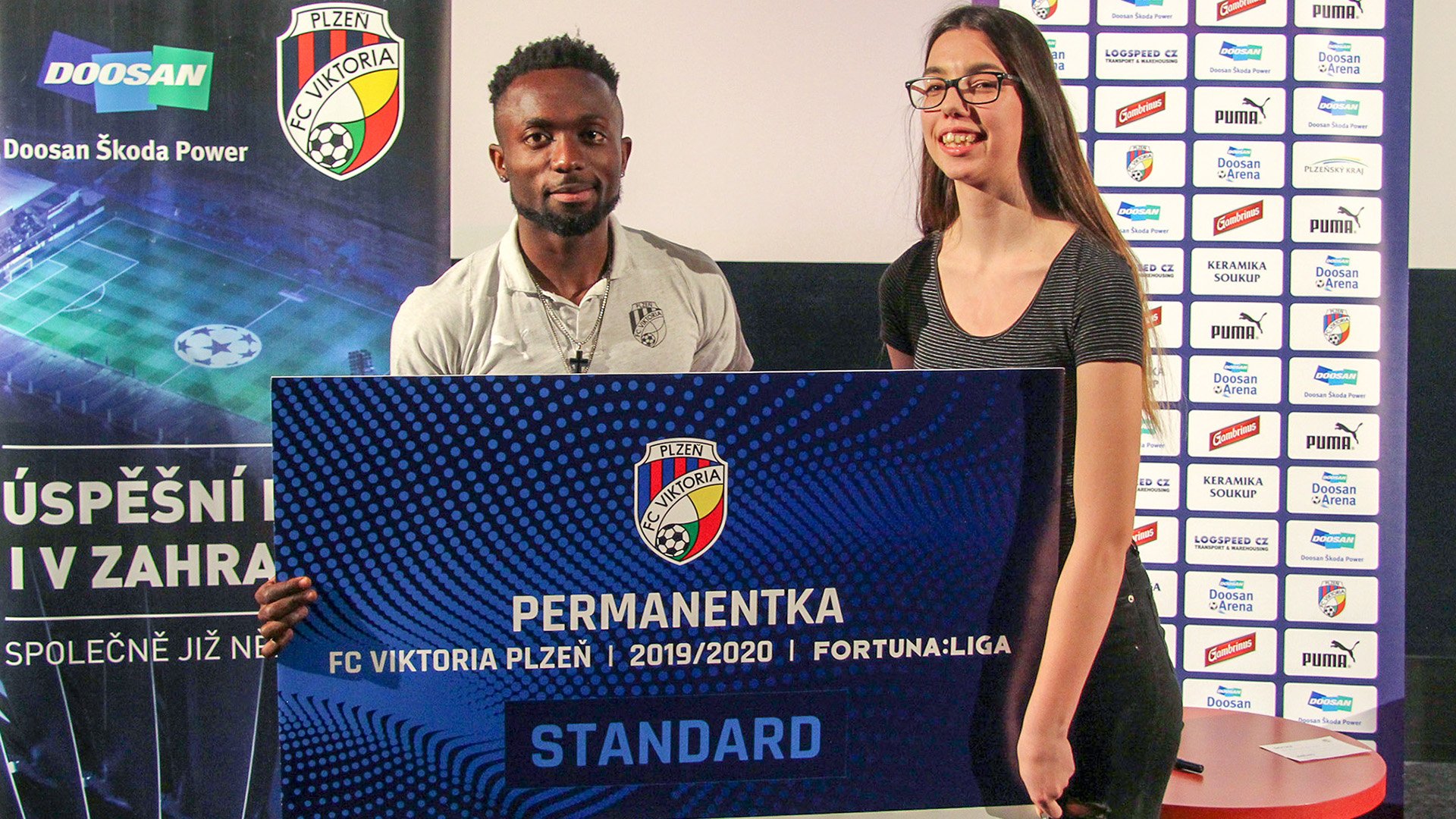 První permici získala fanynka v kině, fanoušky bavil Joel Kayamba