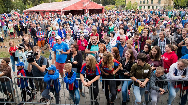 FOTOGALERIE: Los Ligy mistrů jsme sledovali u Doosan Areny společně
