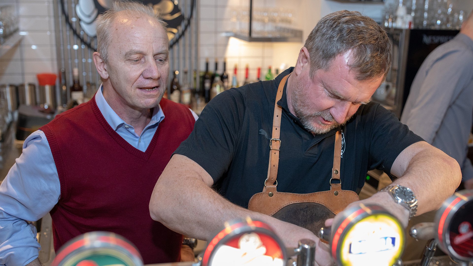 Pavel Vrba dodržel slib a čepoval pivo Gambrinus fanouškům